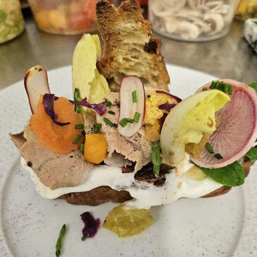 tartine-effiloche-legumes-pain-grille-restaurant-la-marmite-beaujolaise-bulgneville